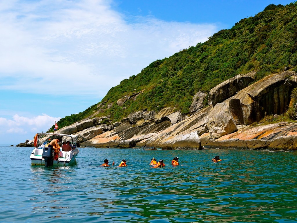 Snorkeling in Cham Island 