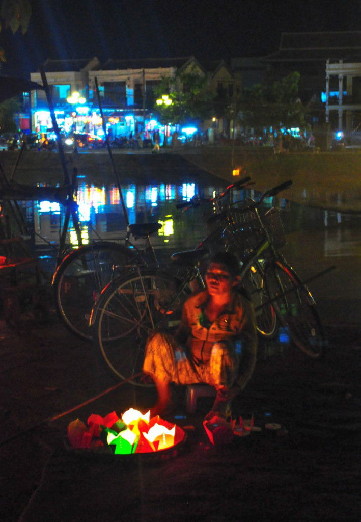 The mysterious sales people at night, Hoian