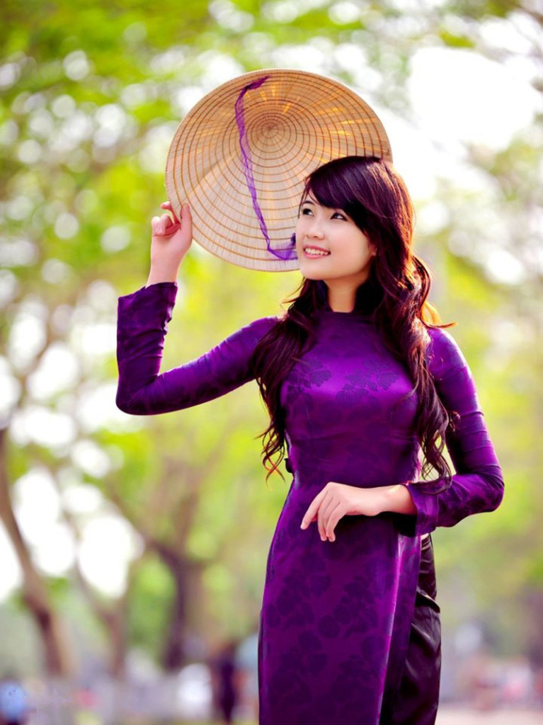 Vietnamese girl is beautifull in costumes Ao Dai and Non La