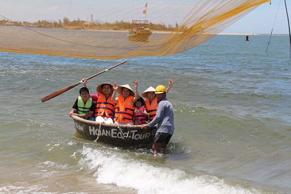 hoi an basket boat at cua dai sea