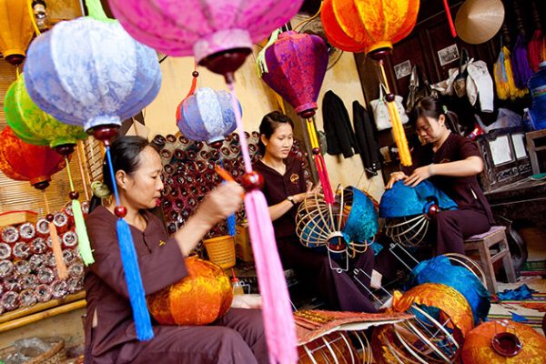 making lanterns in hoi an