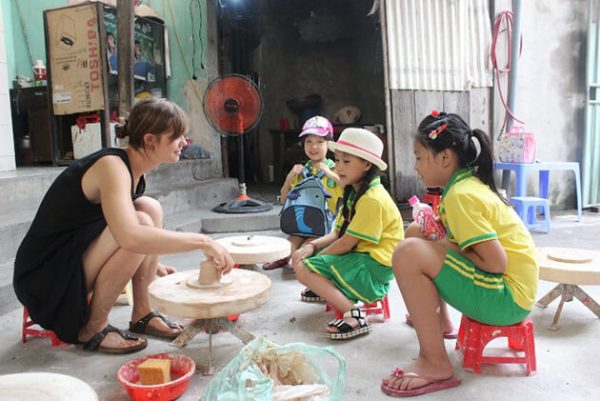 travel bat trang ceramic village with children
