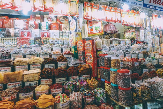 visit ben thanh market in saigon