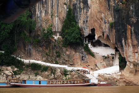 Boat trip along Mekong River to discover Pak Ou Caves