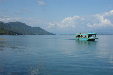 Boat trip along Nam Ngum Lake and discover the fishing villages and islets