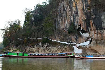 Boat trip down Nang Ou River to discover Pak Ou Caves