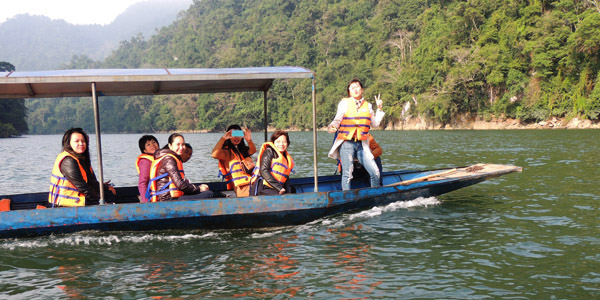 Boat trip in Ba Be Lake