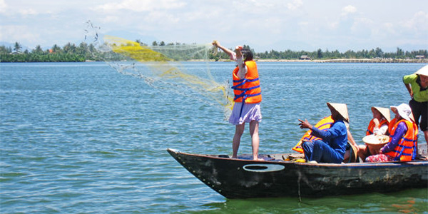 Casting-net and fishing in Hoi An
