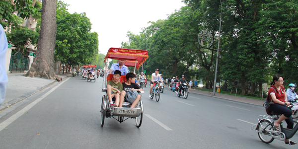 Cyclo trip around Hanoi