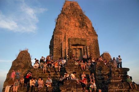 Enjoy sunset at the hilltop temple of Pre Rup