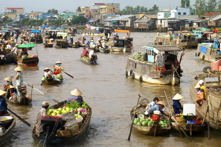 Fruit and vegetable sellers in Cai Be Floating Market