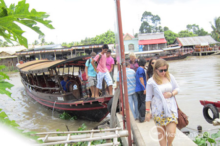 11 Day Vietnam History School Tour: Cu Chi tunnel, Hue city, DMZ, Bat Trang village