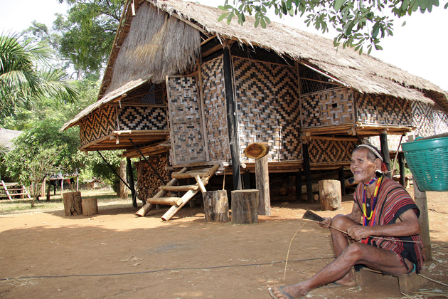 Old ethnic lady in Lao Loum village