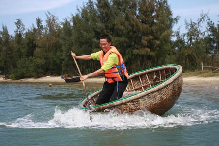 Rounded bambo basket boat