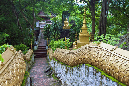 The way to Mount Phousi