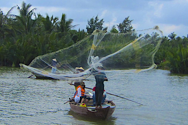 cast fishing net in Hoi An tour vietnam in 10 days