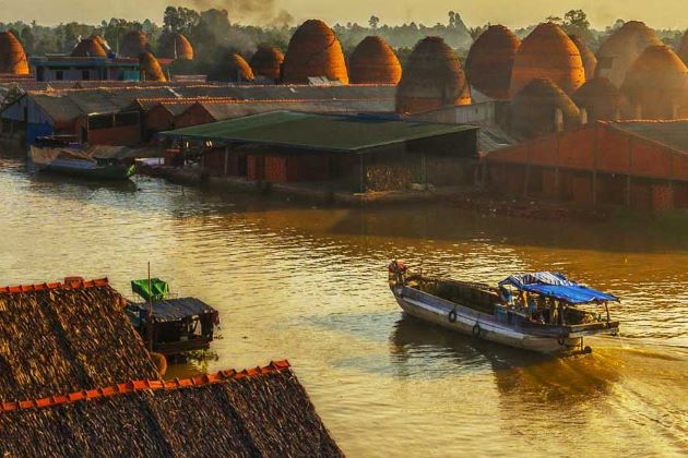 boat trip in vinh long pottery village