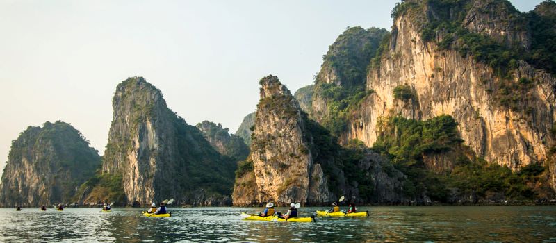 halong bay kayaking during the 5 day vacation from hanoi