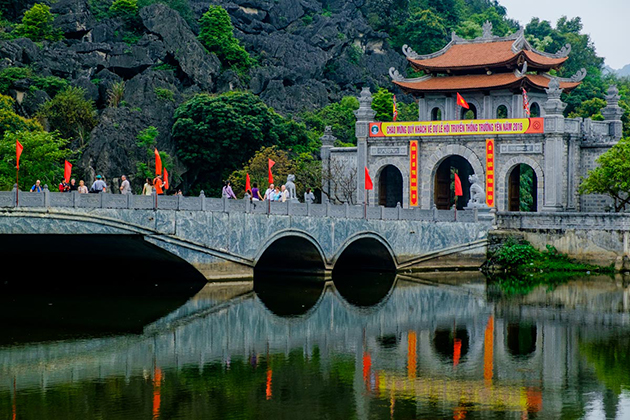 hoa lu ancient town ninh binh tours