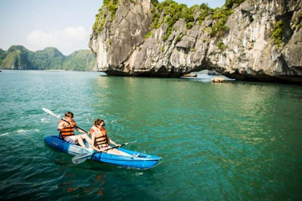 kayaking for couple in halong bay