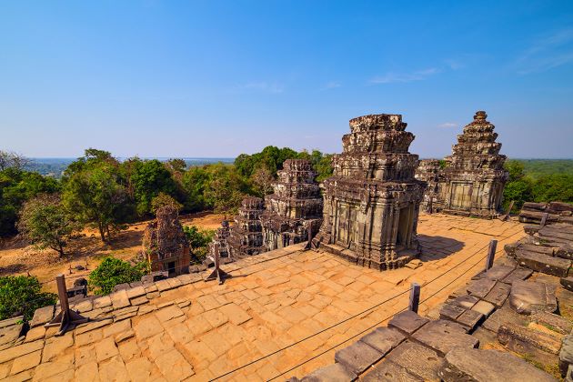 phnom bakheng at sunset - cambodia vacation