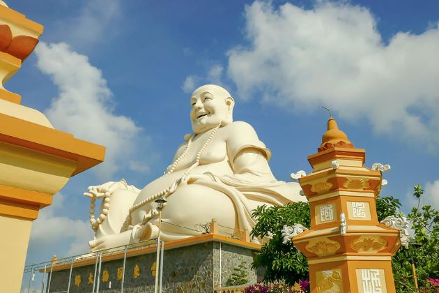 the giant buddha at vinh trang pagoda