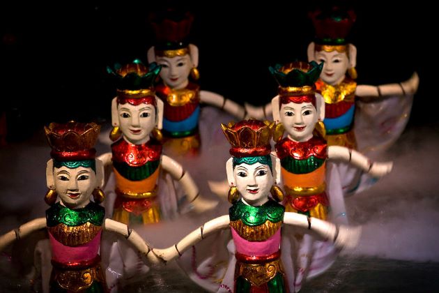 the interesting water puppet show in hanoi