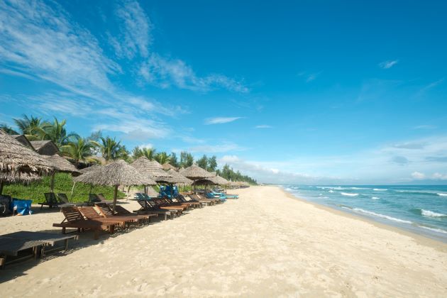 the stunning beach of nha trang