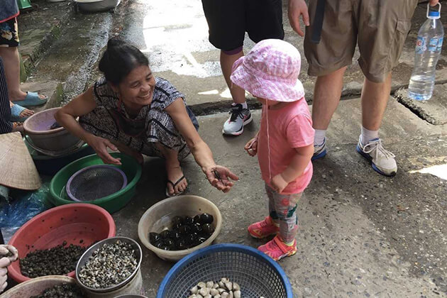visit a local market at dong ngac village with kids