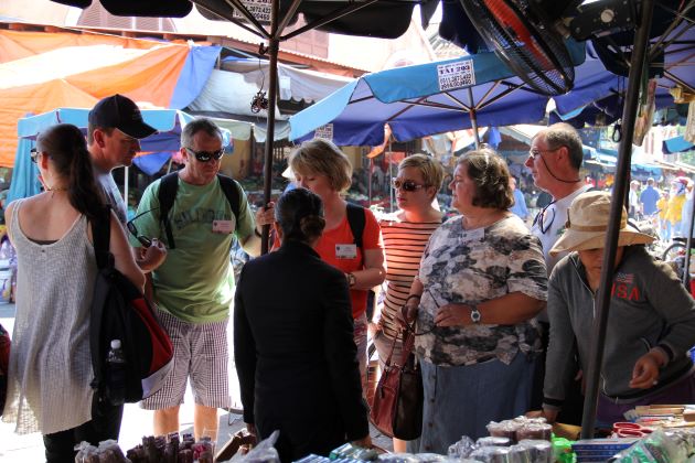visit hoi an market before the cooking class