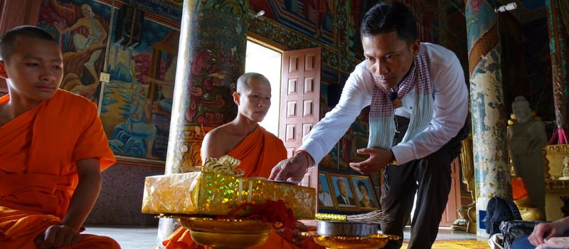 worshipping in cambodia