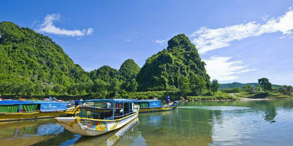 Take a pleasant boat trip along Chay river to explore Phong Nha cave