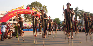 Walking on stilts - Đi cà kheo