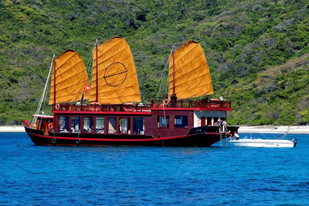 emperor junk cruise in nha trang