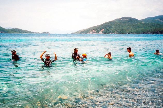 swimming at mun island nha trang