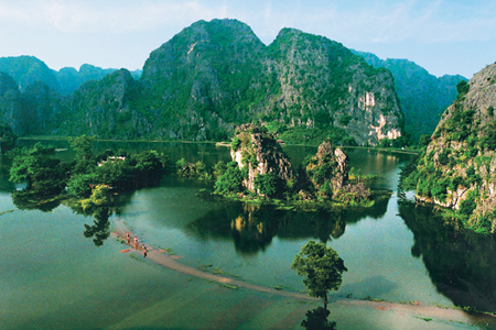 Place where the film Skull Island was filmed in wetland Nature Reserve in  Ninh Binh, Vietnam Stock Photo - Alamy