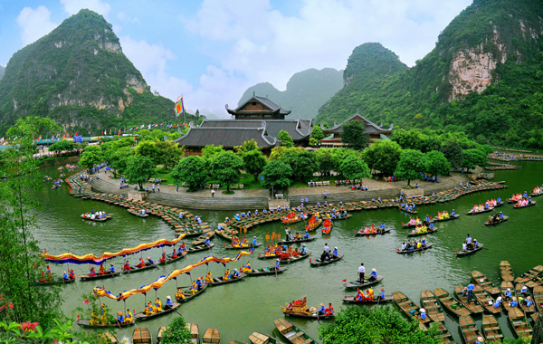 Place where the film Skull Island was filmed in wetland Nature Reserve in  Ninh Binh, Vietnam Stock Photo - Alamy