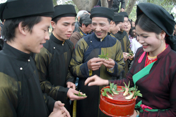Vietnamese Customs of Chewing Betel, Areca Nuts & Smoking Thuoc Lao