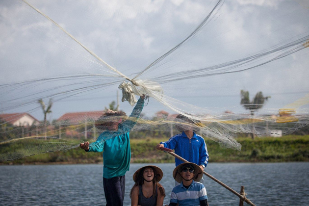 See the local cast fishing net on boat, Hoi An
