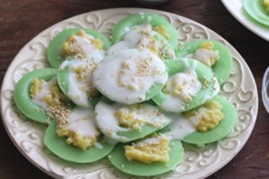 Steamed Rice Flour and Mung Bean Cakes with Coconut Sauce