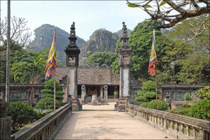 Temple_Dinh_Tien_Hoang_(Hoa_Lu)(1)