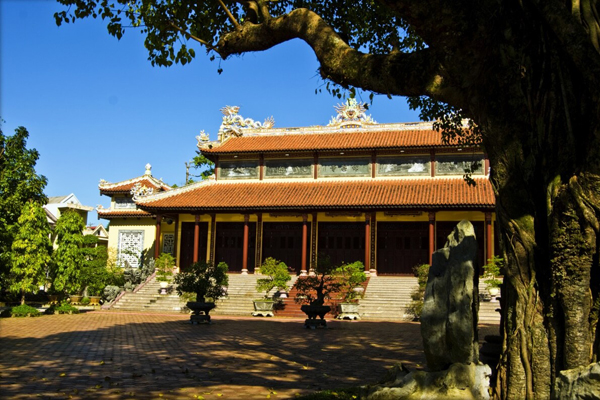 Tu Dam Pagoda in Hue