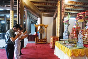 Vietnam Worship of Ancestor Custom