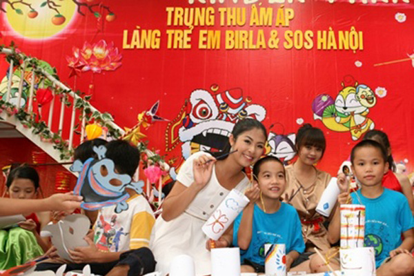 Donors donate gifts to children of the Birla village of orphans on the outskirts of Hanoi