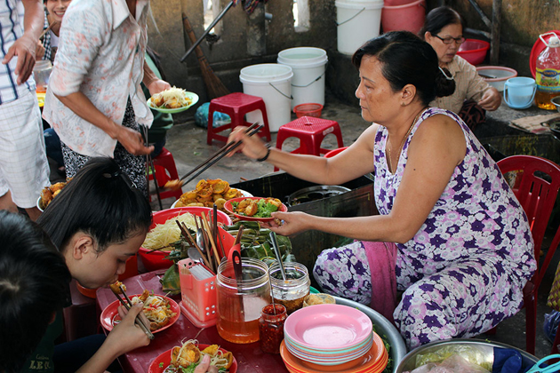 tips for eating street foods in Vietnam