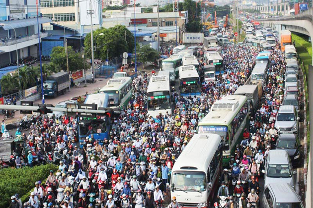 5 tips to cross the road easy in Vietnam