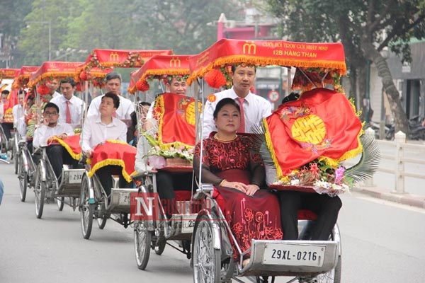 For the betrothal ceremony, there is a convoy of pedicabs with golden roofs carrying people bedecked with jewels and bearing many offerings