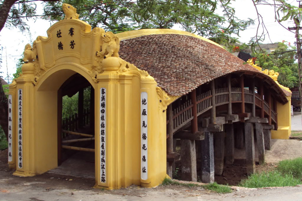 House Bridge Luong Pagoda