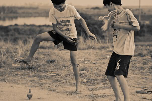 Vietnamese children play top