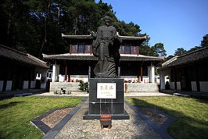 Statue of Zhu xi at the White Deer Grotto Academy in Lushan Mountain